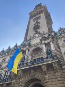 Hamborg rådhus med Ukrainsk flag