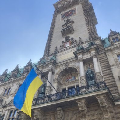 Hamborg rådhus med Ukrainsk flag